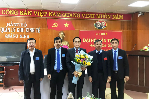 Các đ/c đại biểu tặng hoa chúc mừng Ban Chi ủy khóa mới